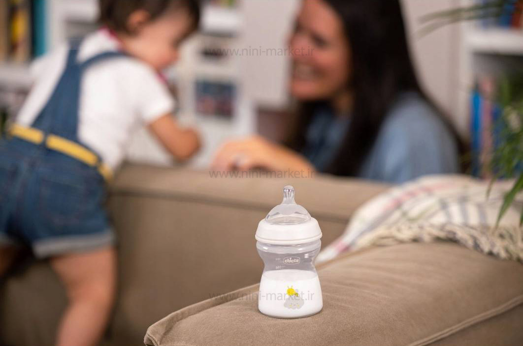 ویژگی شیشه شیر نچرال فیلینگ 250 میل +2 ماه رنگ طوسی چیکو Chicco