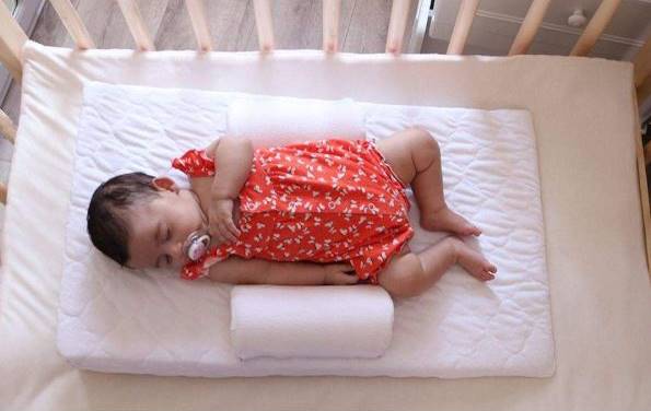 برای کمک به غلت زدن نوزاد چه کنیم؟