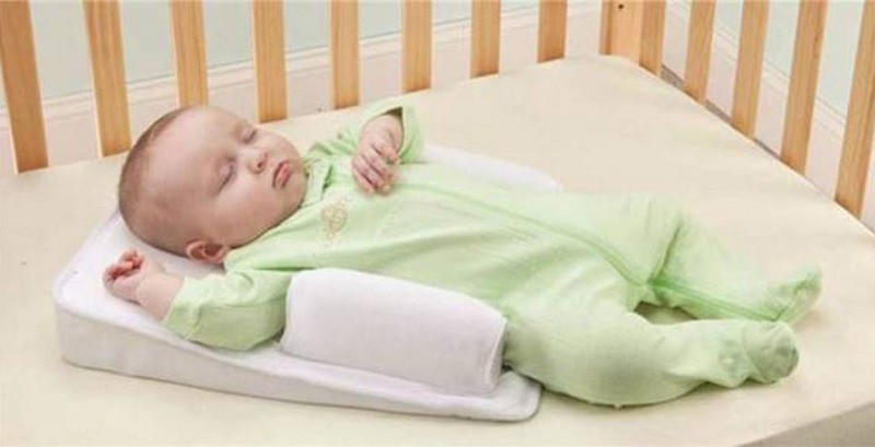 چگونه امنیت کودکی را که غلت می‌زند مهیا کنیم؟