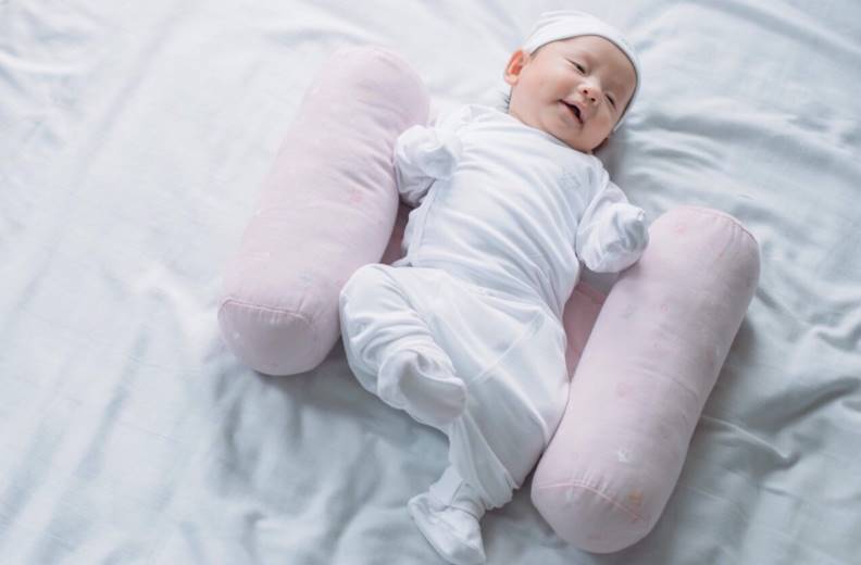 چه زمانی کودک شروع به غلت زدن می‌کند؟