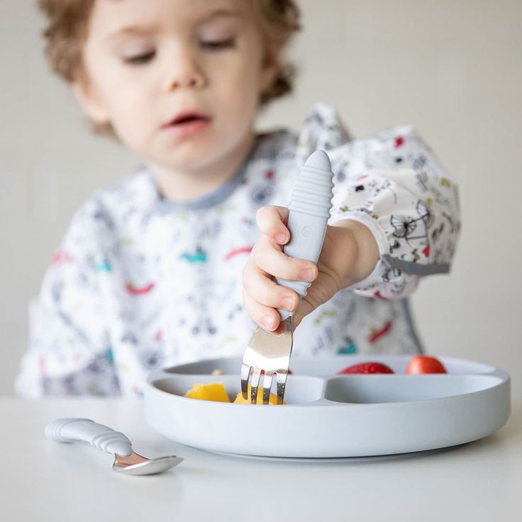 آموزش استفاده از قاشق و چنگال به کودکان