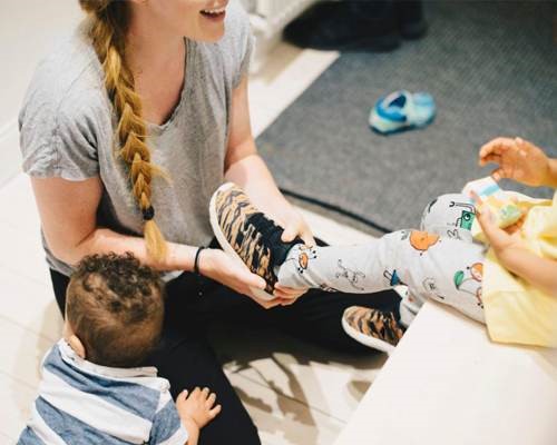 نحوه باز و بسته شدن کفش مخصوص کودکان