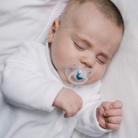 پستانک تکی 6 - 18 ماه ارتودونسی شب تاب طرح نهنگ رنگ سفید سواوینکس Suavinex (بدون جعبه)