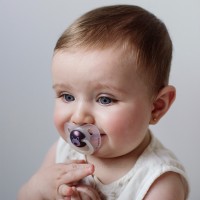 پستانک تکی 6 - 18 ماه ارتودونسی شب تاب طرح گربه رنگ سفید سواوینکس Suavinex (بدون جعبه)